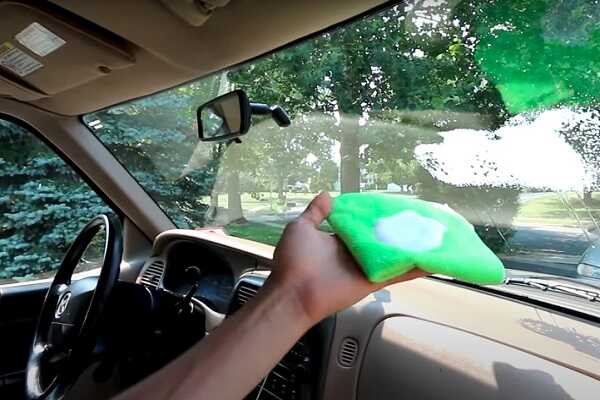 Cum se curata geamurile masinii