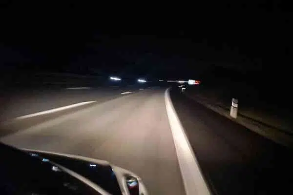Condusul cu masina pe timp de noapte